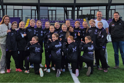 MO12 teams supertrots en dik verdiend, in nieuwe trainingspakken!