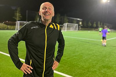 OKKER PARLEVLIET OP HET TRAININGSVELD BIJ ONDER-23
