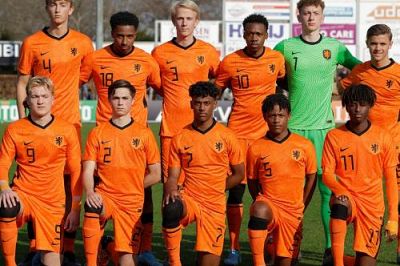 ORANJE ONDER-17 TRAINT BIJ VVSB 