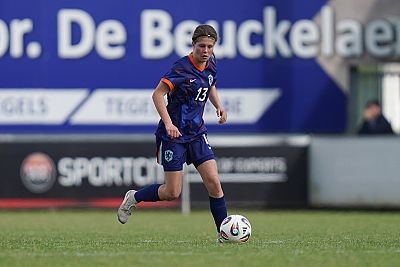 Eerste officiële interland Merel Augustinus