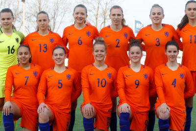 Noordwijkerhoutse Jonna van de Velde in actie voor Oranjedames onder-17 op het EK in Litouwen