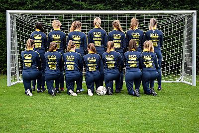 Meiden VVSB MO17-1 in het nieuw gestoken door 3 sponsoren