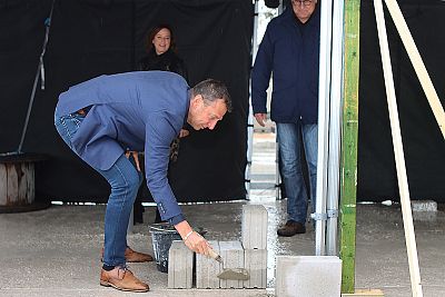 De eerste steen van de nieuwe accommodatie is gelegd