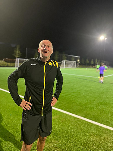 OKKER PARLEVLIET OP HET TRAININGSVELD BIJ ONDER-23