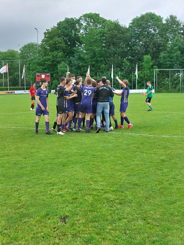 Eerste elftal verliest laatste wedstrijd, maar ziet Onder 23 kampioen worden