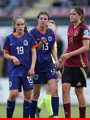 Eerste officiële interland Merel Augustinus