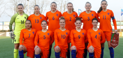Noordwijkerhoutse Jonna van de Velde in actie voor Oranjedames onder-17 op het EK in Litouwen