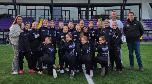 MO12 teams supertrots en dik verdiend, in nieuwe trainingspakken!