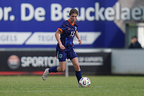 Eerste officiële interland Merel Augustinus