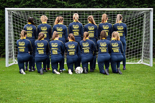 Meiden VVSB MO17-1 in het nieuw gestoken door 3 sponsoren