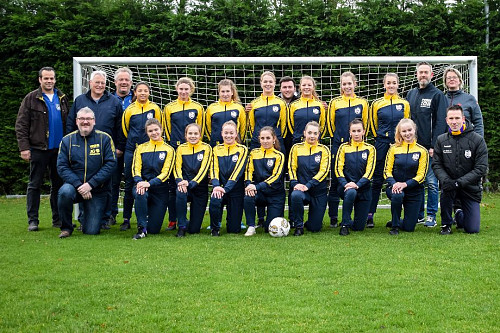 Meiden VVSB MO17-1 in het nieuw gestoken door 3 sponsoren