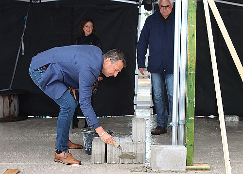 De eerste steen van de nieuwe accommodatie is gelegd