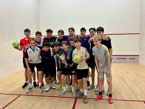 Winterweer? JO15 speelt soccersquash!