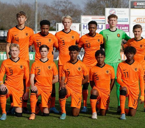 ORANJE ONDER-17 TRAINT BIJ VVSB 